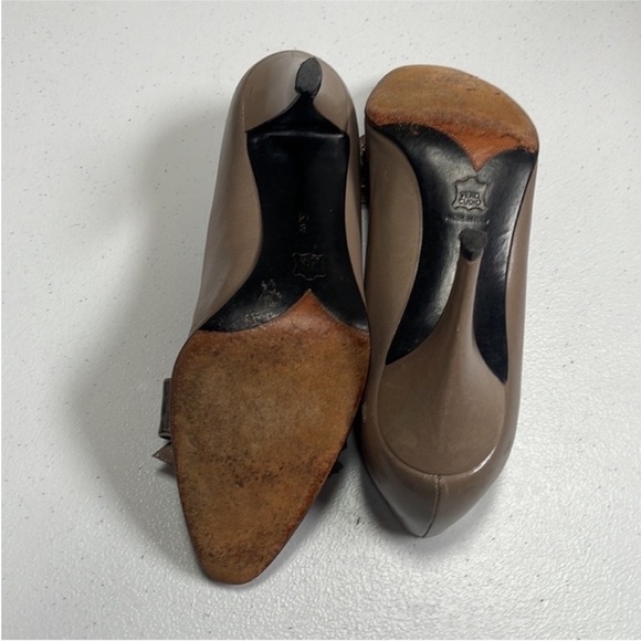 Vintage ysl taupe kitten heel bow shoes 
Size 8
Good used condition - Picture 6 of 6